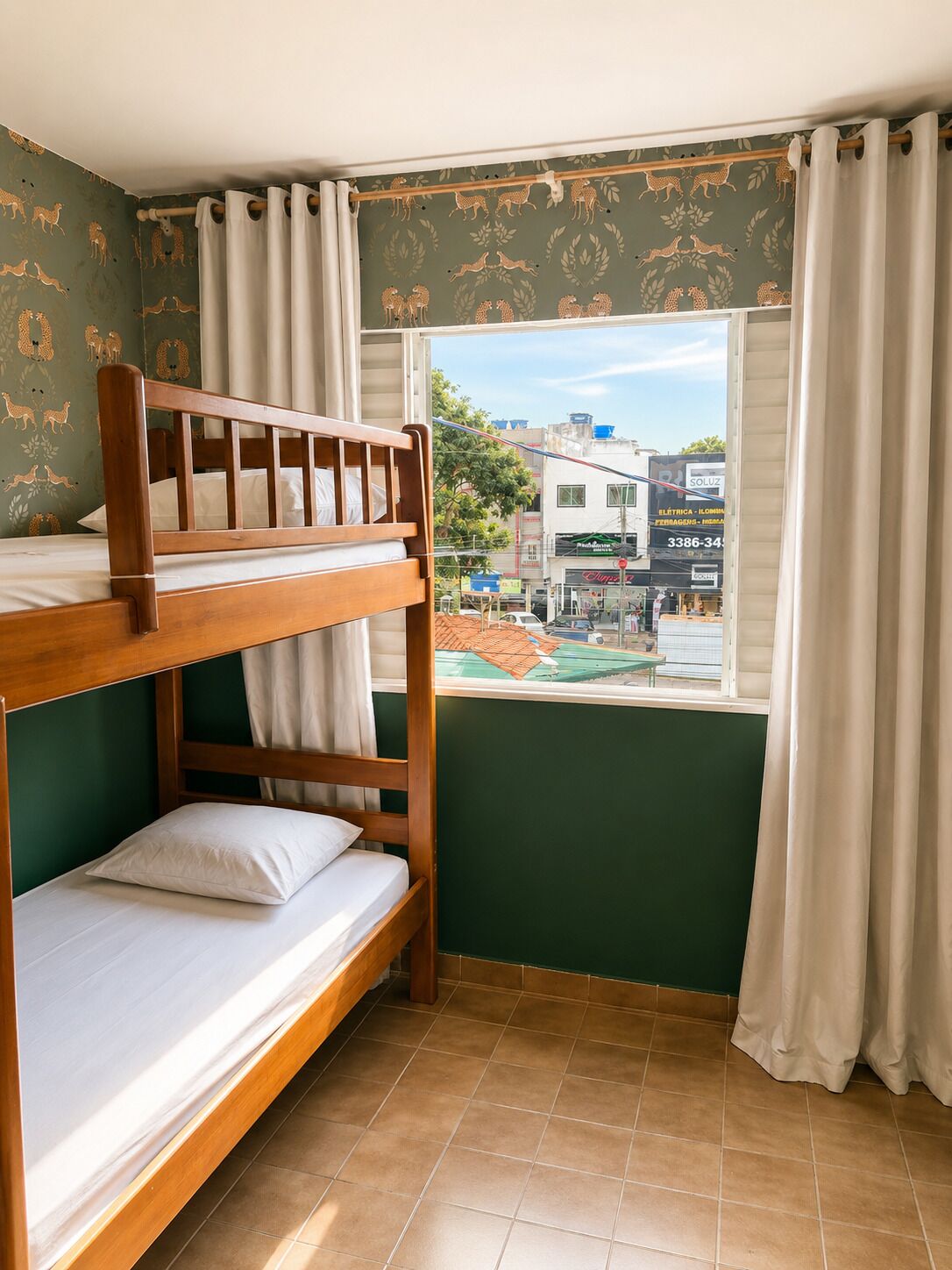 Dormitório masculino compartilhado econômico, vista para a cidade | WiFi (free), bed sheets