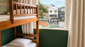 Dormitório masculino compartilhado econômico, vista para a cidade | WiFi (free), bed sheets