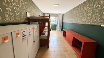 Dormitório masculino compartilhado econômico, vista para a cidade | Kostenloses WLAN, Bettwäsche