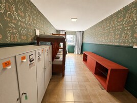 Dormitório masculino compartilhado econômico, vista para a cidade | 免费 WiFi、床单