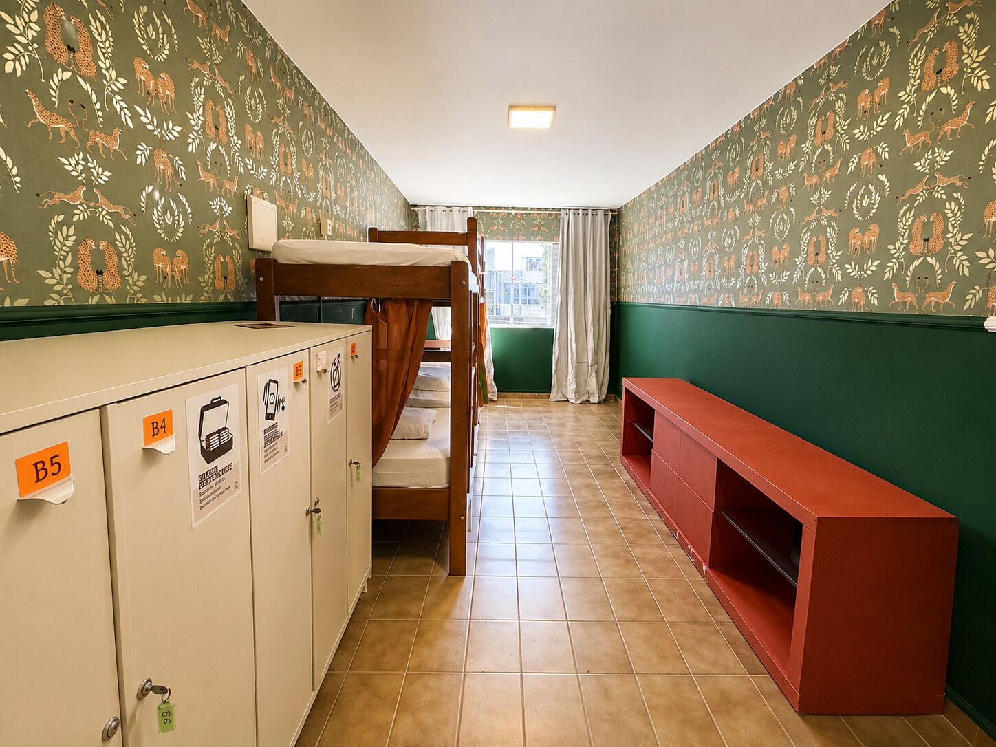 Dormitório masculino compartilhado econômico, vista para a cidade | WiFi (free), bed sheets