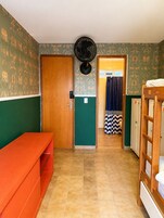Dormitório masculino compartilhado econômico, vista para a cidade | Wifi gratis y ropa de cama