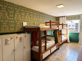 Dormitório masculino compartilhado econômico, vista para a cidade | Wifi gratis y ropa de cama