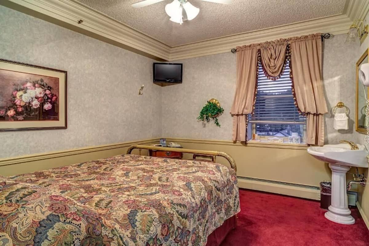 Basic Double Room, 1 Katil Ratu (Queen), Shared Bathroom | Wi-fi percuma 