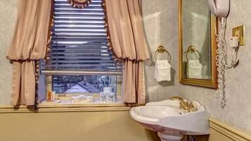 Habitación básica doble, 1 cama de matrimonio, baño compartido | Baño | Ducha y bañera combinadas, secador de pelo, toallas y jabón