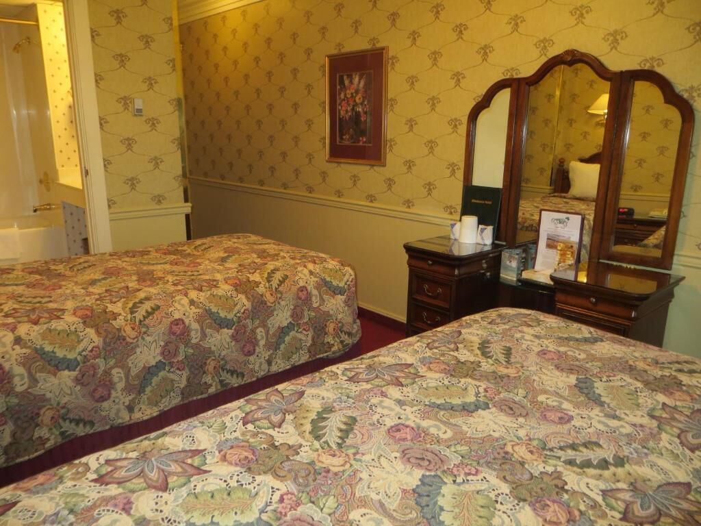 Basic Double Room, 2 Twin Beds, Shared Bathroom | WiFi (free)