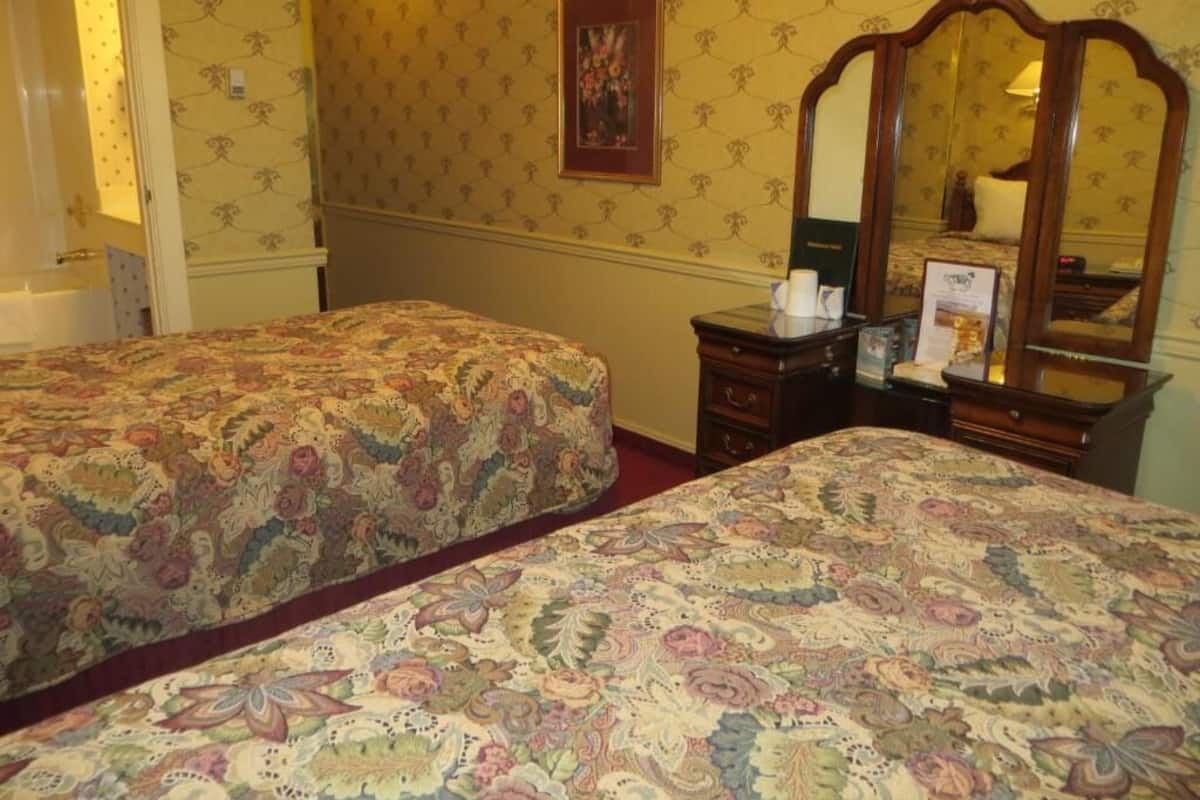 Basic Double Room, 2 Katil Bujang (Single), Shared Bathroom | Wi-fi percuma 