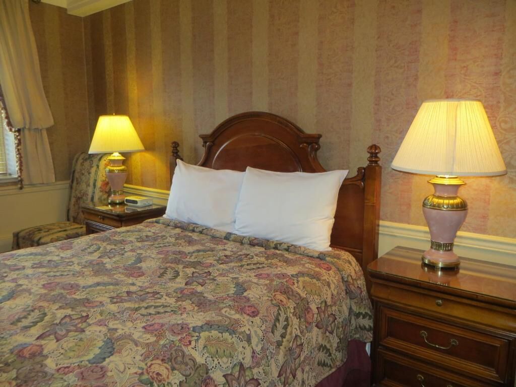 Standard Room, 1 Queen Bed | WiFi (free)