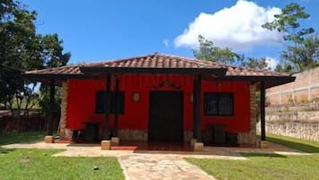 Cabaña familiar, patio, vista al jardín | Exterior