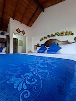 Artículos del minibar gratis, wifi gratis y ropa de cama