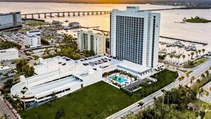 A hotel with a large building, a parking area, and a waterfront view. - Lovely 1-bedroom apartment with AC in Fort Myers (Fort Myers)