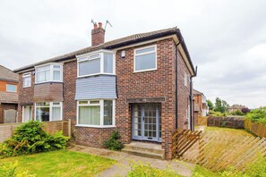 Exterior - Charming, Modern Home in Leeds (Cookridge)