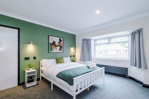 Room - Charming, Modern Home in Leeds (Cookridge)