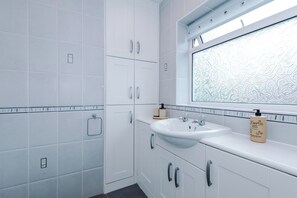 Bathroom - Charming, Modern Home in Leeds (Cookridge)
