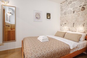 Room - Historic Waterfront Apartment (Muo)
