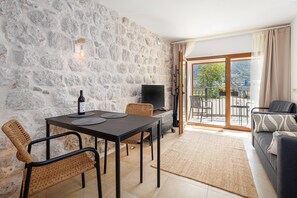 Dining - Historic Waterfront Apartment (Muo)