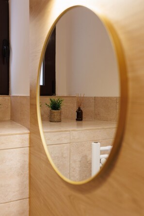 Bathroom - Historic Waterfront Apartment (Muo)