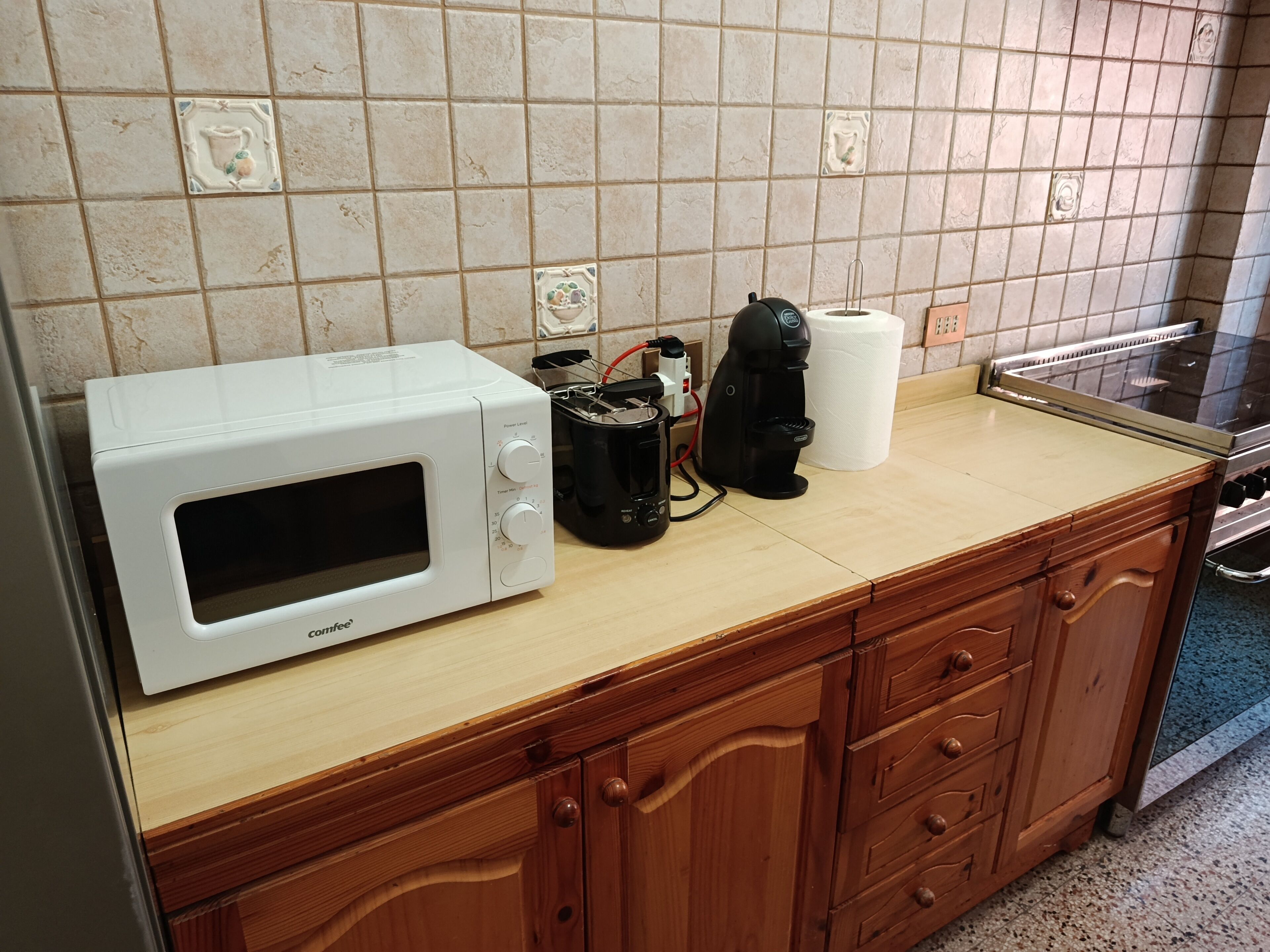 Cafetière/bouilloire, réfrigérateur, micro-ondes, four