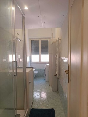Chuveiro, secador de cabelo, bidê, toalhas de banho