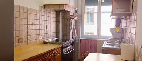 Coffee/tea maker, fridge, microwave, oven