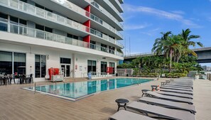 Pool - Sky Views 2BR Intracoastal (Hallandale Beach)