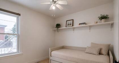 Modern Executive 2-Bedroom | Free Parking | Fast WiFi | Workspace | 31+ Day Stay