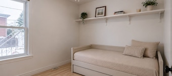 Modern Executive 2-Bedroom | Free Parking | Fast WiFi | Workspace | 31+ Day Stay