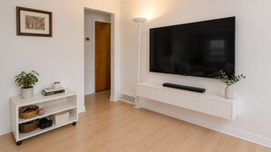 Living area - Modern 2-Bedroom Apartment | Free Parking | Fully Equipped | Laval (Laval)