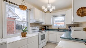 Private kitchen - Modern 2-Bedroom Apartment | Free Parking | Fully Equipped | Laval (Laval)