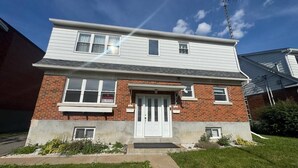 Exterior - Modern 2-Bedroom Apartment | Free Parking | Fully Equipped | Laval (Laval)