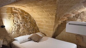 1 bedroom, Internet, bed sheets - A historic stone house in Lecce: Timeless elegance • silence • light (Lecce)