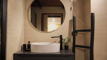 Secadora de cabello, toallas, jabón, papel de baño