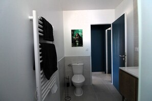 Bathroom - Vrbo Property (Neffiès)