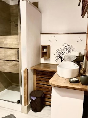 Kahden hengen deluxe-huone, parveke | Kylpyhuone