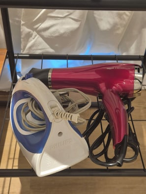 ヘアドライヤー、タオル、石鹸、トイレットペーパー