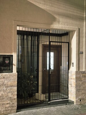 A gated entrance with a door, a mailbox, and a number plate. - Cozy studio in downtown Florianópolis. Close to everything the island has to offer. (Florianópolis)