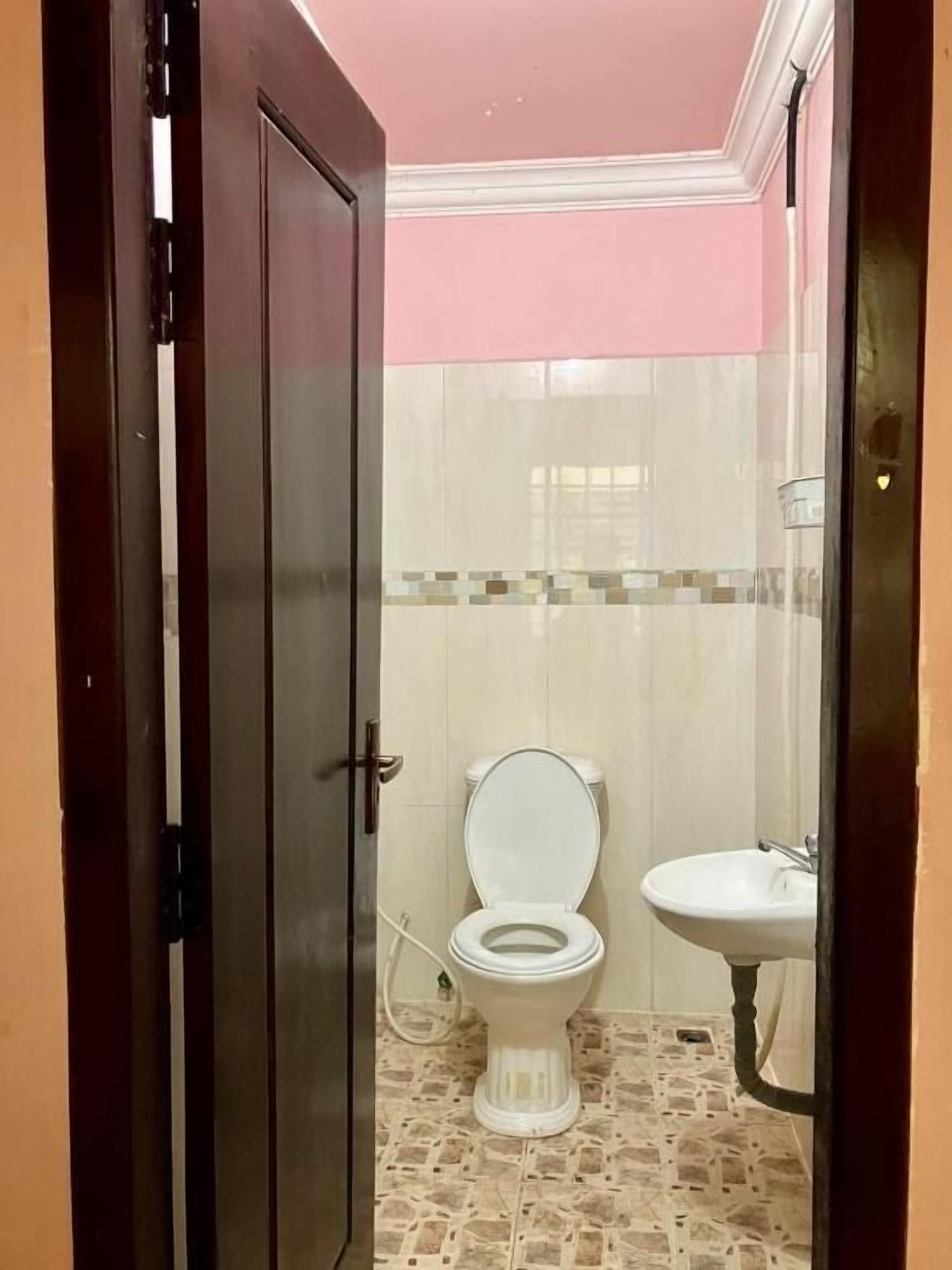 Dusche, kostenlose Toilettenartikel, Handtücher, Seife