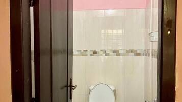 Dusche, kostenlose Toilettenartikel, Handtücher, Seife
