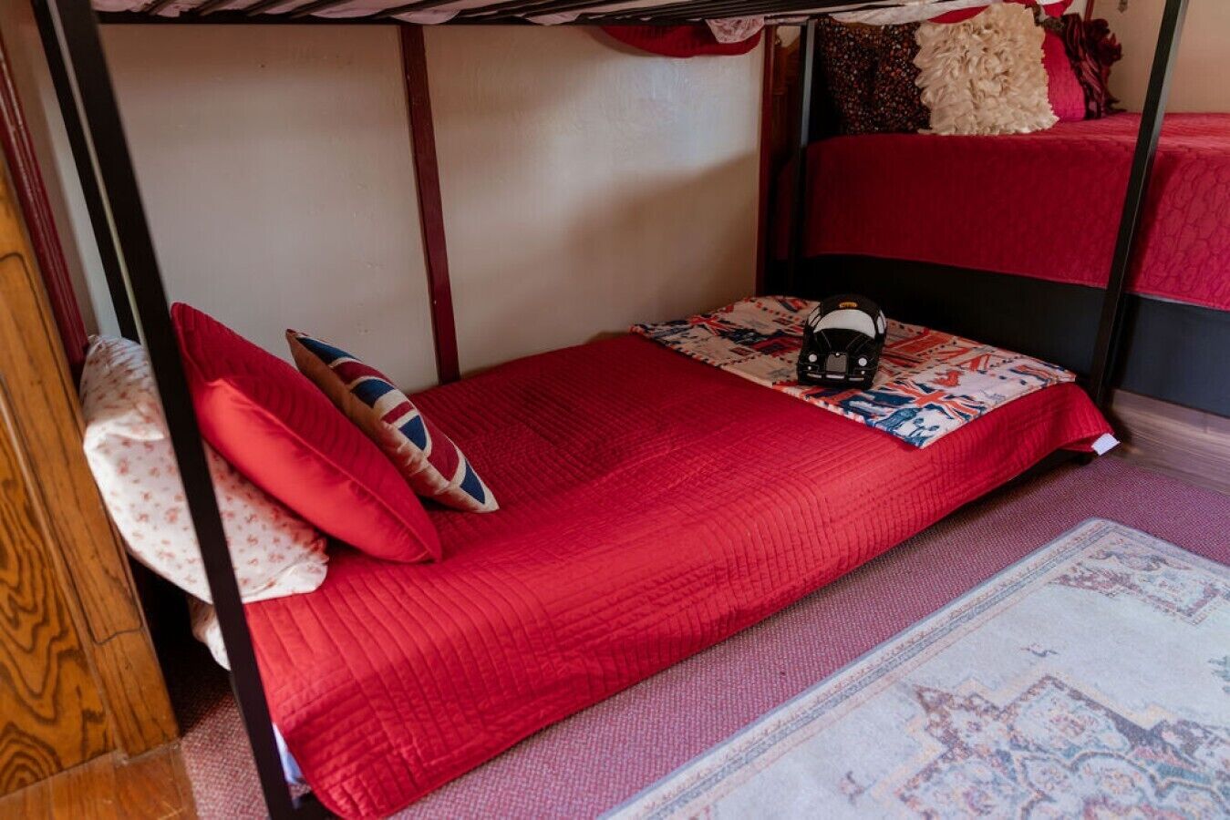Tabla de planchar con plancha, wifi y ropa de cama 