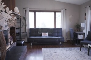 Living area - Charming 2-bedroom house in Wasilla perfect for your getaway (Wasilla)