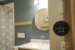 Hair dryer, towels, soap, toilet paper - Charming 2-bedroom house in Wasilla perfect for your getaway (Wasilla)
