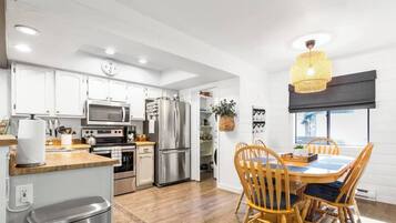 Coffee/tea maker, fridge, microwave, stovetop