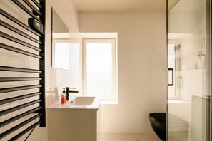 Hair dryer, towels, toilet paper - Vrbo Property (Cannes)