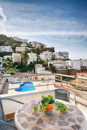 Outdoor dining - Vrbo Property (Roses)