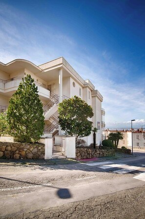 Exterior - Vrbo Property (Roses)