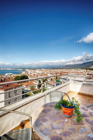 Outdoor dining - Vrbo Property (Roses)