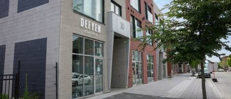 Un edificio moderno con escaparate que indica 'DEFYEN eSurf efoil' y el número '30' en la fachada.