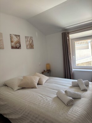 Tabla de planchar con plancha, wifi, ropa de cama