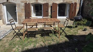 Outdoor dining - Charming little renovated house (Saint-Agrève)