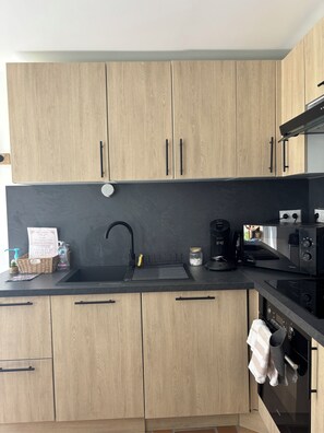 Private kitchen - Charming little renovated house (Saint-Agrève)